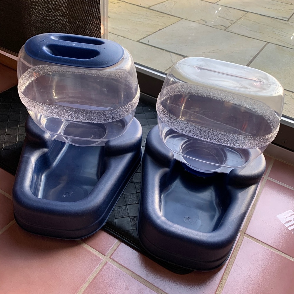 New Cat self dispensing food water bowl never used